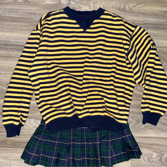Pleated mini skirt with striped sweatshirt - Picture 2 of 5